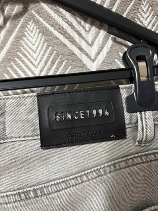 Calças Stradivarius com tachas cinzentas