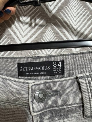 Calças Stradivarius com tachas cinzentas