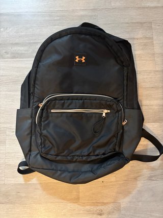 Mochila Under Armour Negra y Dorada