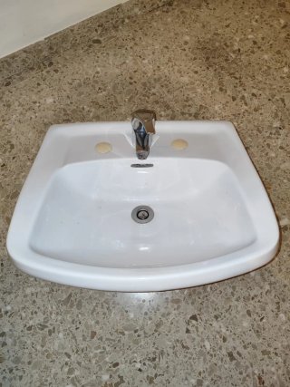 Lavabo de porcelana con grifo