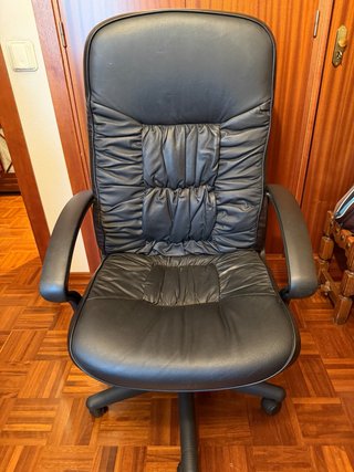 Silla de oficina de piel autentica en color negro