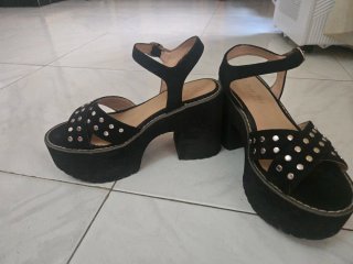 Sandalias negras de plataforma con tachuelas