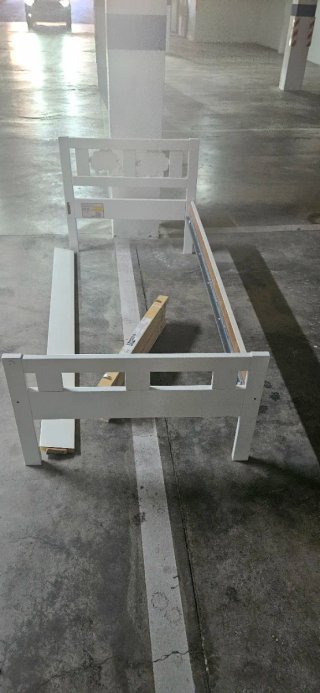 Cama blanca estilo nórdico