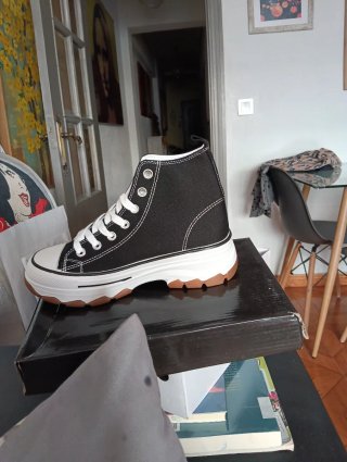 Botas altas negras y blancas