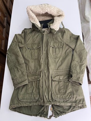 Abrigo Zara verde militar con capucha