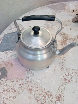 Tetera Antigua de Metal