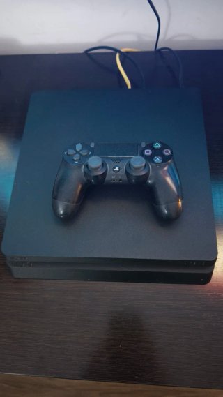 PS4 Slim Negra + Mando