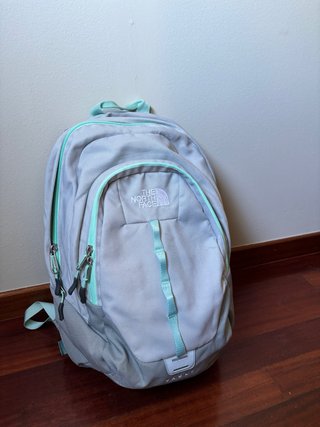 Mochila The North Face gris y turquesa