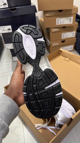 Tênis ASICS Prata e Branco Tamanho 42