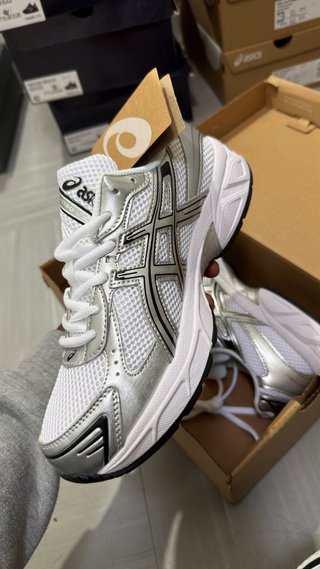Tênis ASICS Prata e Branco Tamanho 42