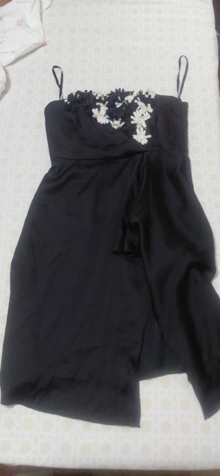 Vestido negro con detalles blancos
