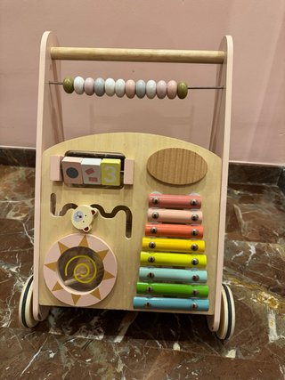 Andador de madera con actividades