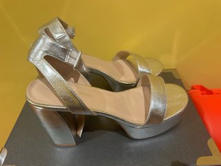 Sandalias Coast Talla 41 /Plateadas. Como nuevas.