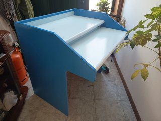 Escritorio azul y blanco