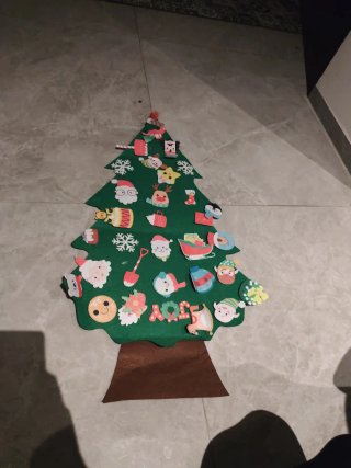 Albero di Natale in feltro con decorazioni