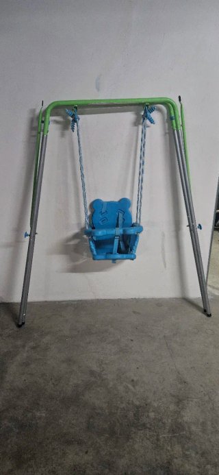 Columpio infantil azul con estructura