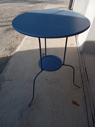 Tavolino rotondo in metallo blu