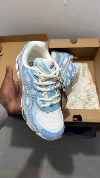 Tênis Asics Azul e Branco