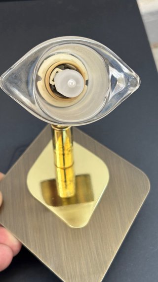 Lampada da soffitto con design moderno e elegante, ideale per armadi o piccoli spazi