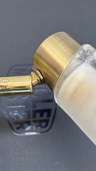 Lampada da soffitto con design moderno e elegante, ideale per armadi o piccoli spazi