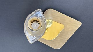 Lampada da soffitto con design moderno e elegante, ideale per armadi o piccoli spazi