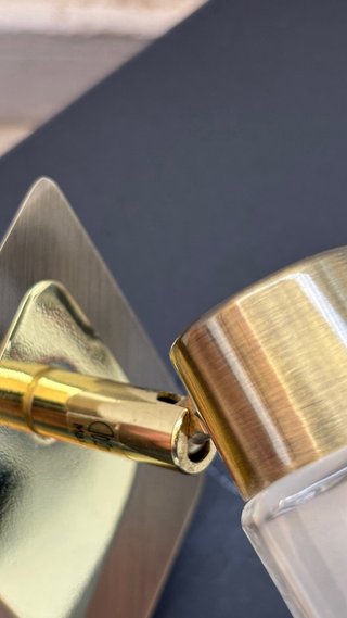 Lampada da soffitto con design moderno e elegante, ideale per armadi o piccoli spazi