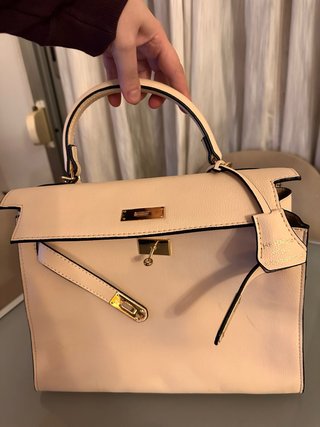 Bolso piel sintética color crema, dorado