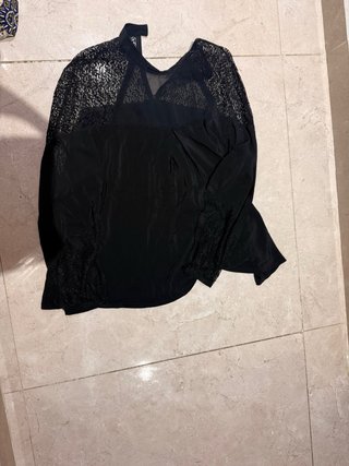 Blusa negra con detalles de encaje