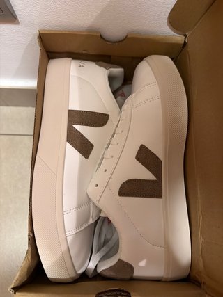 Zapatillas Veja Blancas y Doradas