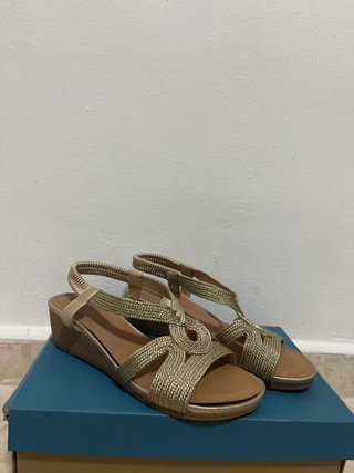 Sandalias tacón bajo