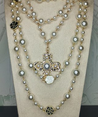 Collar Multicapa con Perlas Cristal y Cruz