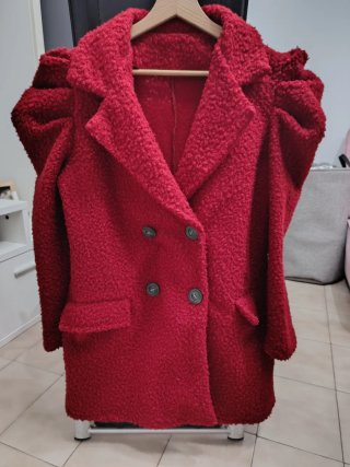 Abrigo rojo talla S con hombros abullonados