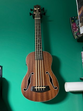 Ukulele basso elettroacustico