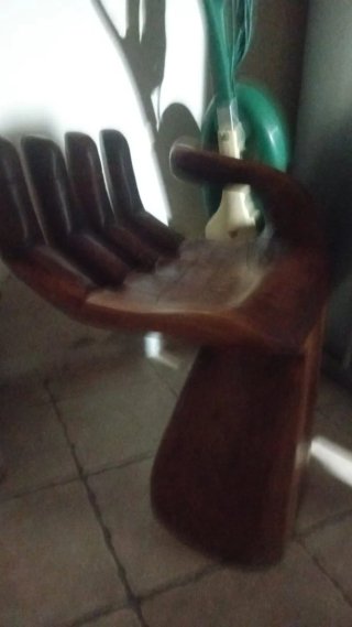 Sedia in legno a forma di mano