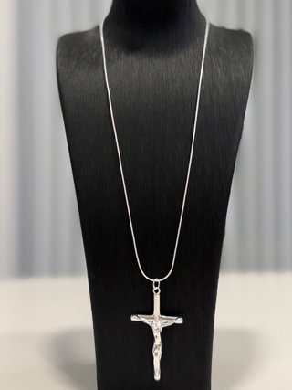 Collar con Colgante de Cruz de Plata