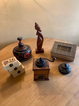 Cajas, figura y molinillo madera