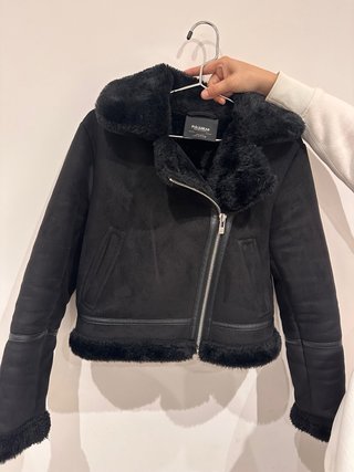Chaqueta pelo Pull&Bear negra