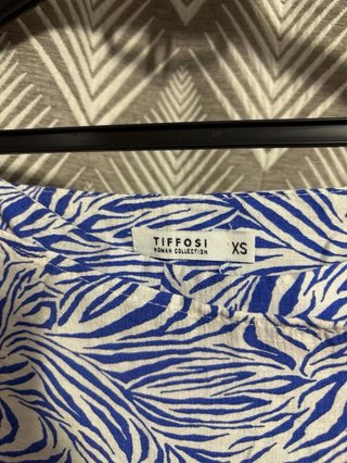Saia calção curta estampada azul e branca