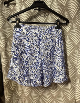 Saia calção curta estampada azul e branca