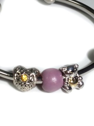Pulsera de alambre con cuentas de oso y corazones