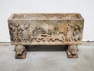 Jardinera de piedra antigua con leones