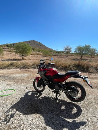 Moto Trail Adventure Roja y Negra