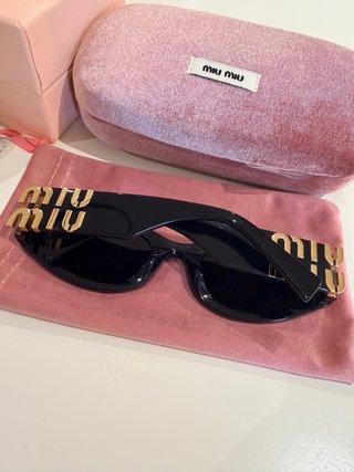 Óculos de Sol Miu Miu Preto e Dourado