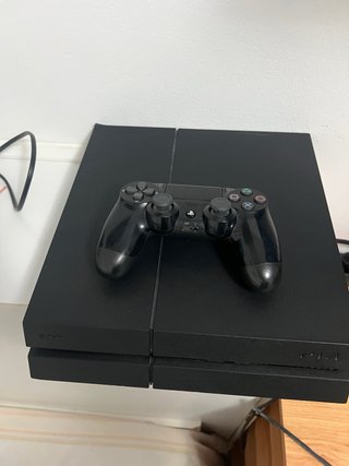 Consola PS4 Sony Negra, incluye fifa 26 y fifa 24