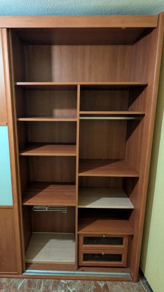 Guardaroba in legno con porte scorrevoli