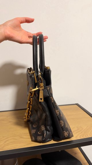 Mala Guess castanha com detalhes dourados