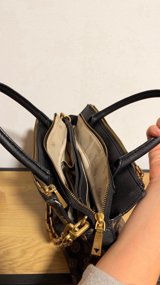 Mala Guess castanha com detalhes dourados