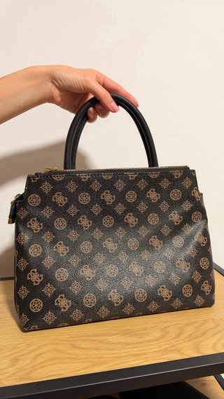 Mala Guess castanha com detalhes dourados