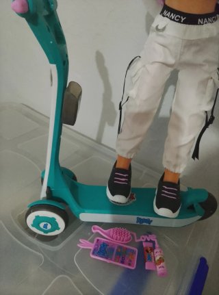 Muñeca Nancy con Patinete