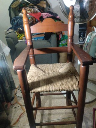 Trona de madera rústica